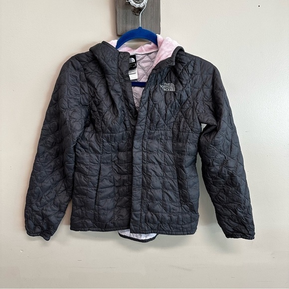 The North Face puffer jacket. Medium Size 10/12. Flawed Button - Picture 1 of 15